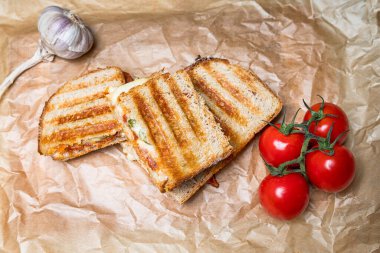 Taze ızgara sandviç.