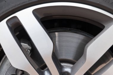 Araba tekeri fotoğrafı dışarıda çekildi.