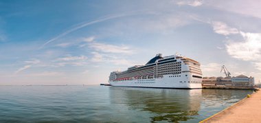 Gdynia limanında büyük bir yolcu gemisi