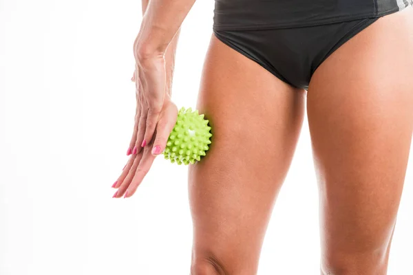 Une Femme Sportive Masse Ses Muscles Avec Balle — Photo