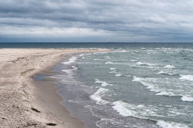 Köpüren dalgalarla deniz manzarası