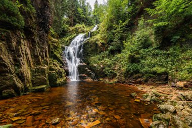 Polonya 'daki Karkonosze Dağları' nda Kamieczyk şelalesi