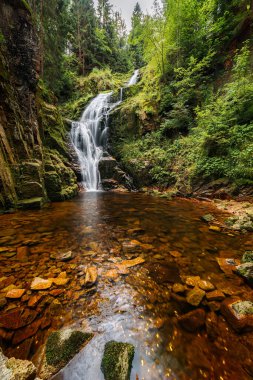 Polonya 'daki Karkonosze Dağları' nda Kamieczyk şelalesi