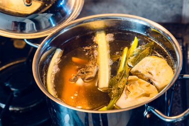 Sebzeli ve hindili çorba pişirmek.