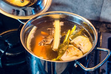 Sebzeli ve hindili çorba pişirmek.