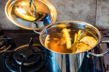 Sebzeli ve hindili çorba pişirmek.