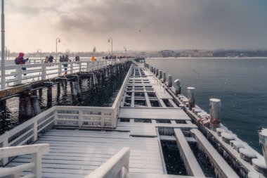 Sopot şehri kışın karla kaplı.