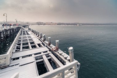 Sopot şehri kışın karla kaplı.