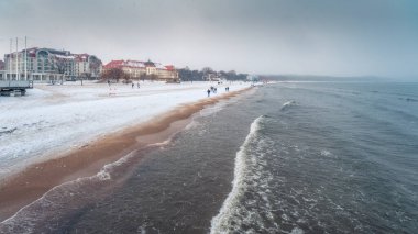 Sopot şehri kışın karla kaplı.