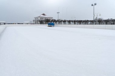 Sopot şehri kışın karla kaplı.