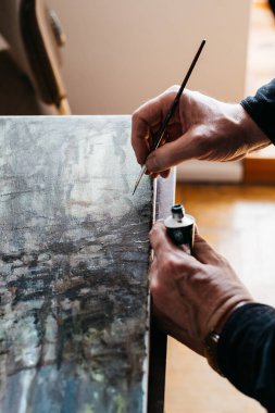 Güneşli bir odada ressam atölyesi