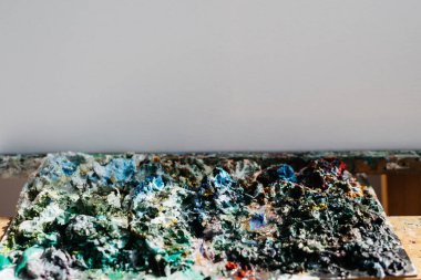 Güneşli bir odada ressam atölyesi