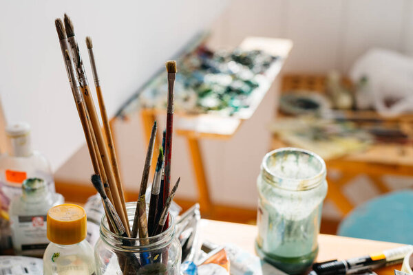 мастерская художника в солнечной комнате