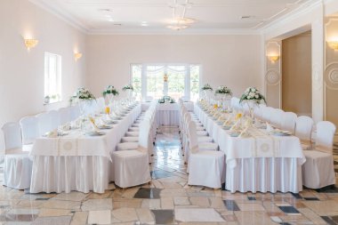 Düğün salonu misafirler için hazırlandı.