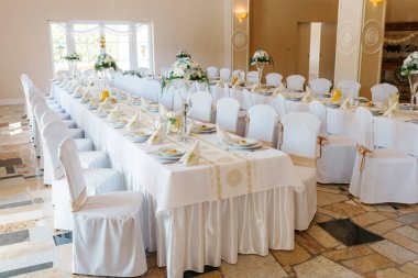 Düğün salonu misafirler için hazırlandı.