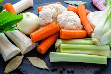 Taze sebze çorbası çorbası.