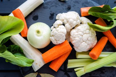 Taze sebze çorbası çorbası.