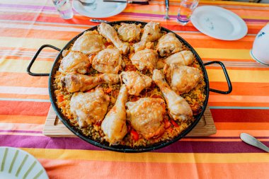 Yemek masasında büyük bir tepside çocuk oyuncağı.