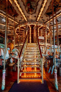 Lunaparktaki çocuk atlıkarıncasında.