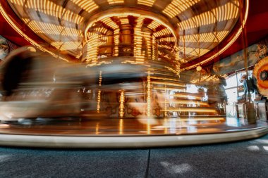 Lunaparktaki çocuk atlıkarıncasında.