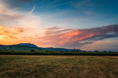 Alsace dağlarında resimli günbatımı