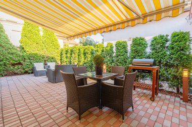 Modern bir tek aile evinin içinde.