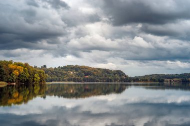 Öğleden sonra Kashubia 'daki göl manzarası