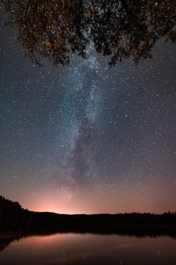 Gökteki samanyolu gölün üzerinde