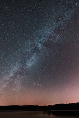 Gökteki samanyolu gölün üzerinde