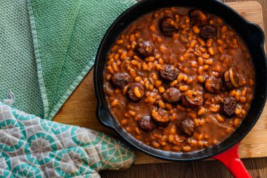 Sosisli ve pastırmalı fırında fasulye.