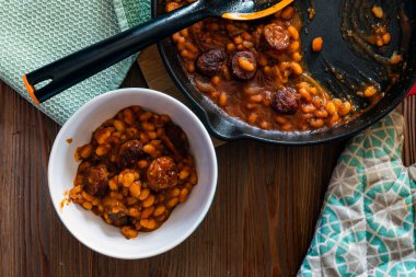 Sosisli ve pastırmalı fırında fasulye.