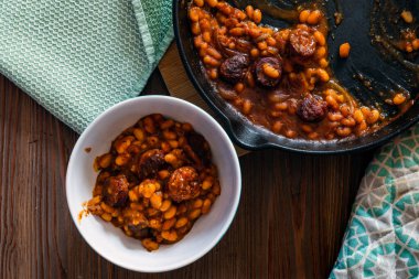 Sosisli ve pastırmalı fırında fasulye.