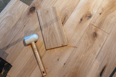 Yeni bir evde ahşap döşeme