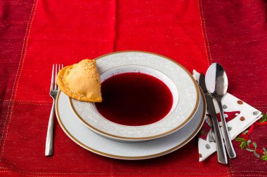 Noel için köfteli kırmızı borş.