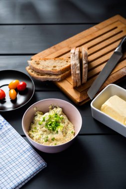 Çıtır ekmek ve kiraz domatesli yumurta ezmesi.