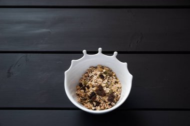 Kahvaltıda tahıllı yulaf ezmesi ve süt