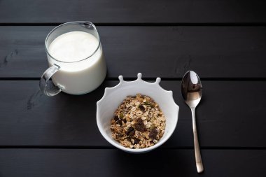 Kahvaltıda tahıllı yulaf ezmesi ve süt