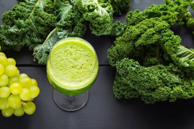 Yeşil meyve ve sebzelerden taze meyve suyu