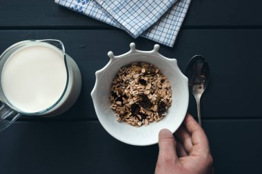 Kahvaltıda tahıllı yulaf ezmesi ve süt