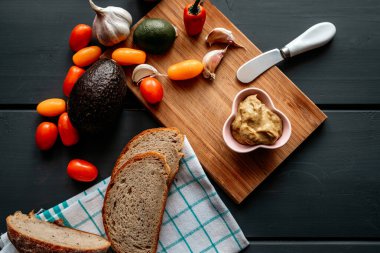 Ekmek ve domatesli guacamole ezmesi.