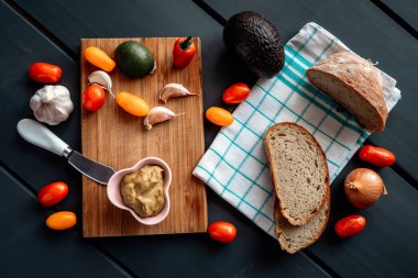 Ekmek ve domatesli guacamole ezmesi.