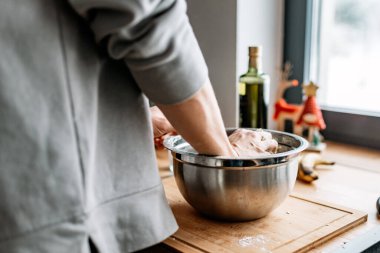 Adam pizza hamuru yapıyor.