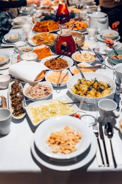 Geleneksel Noel yemekleri masası