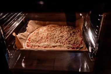 Evde lezzetli bir pizza hazırlıyorum.