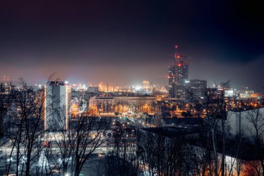 Deniz Kuleleri manzaralı Gdynia şehrinin gece manzarası.