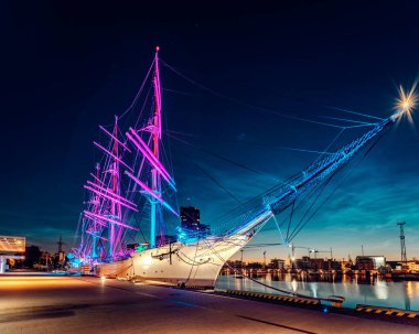 Gdynia 'daki yat marinasının gece manzarası.