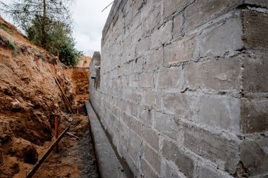 Beton bloklardan yapılmış tuğla mahzeni