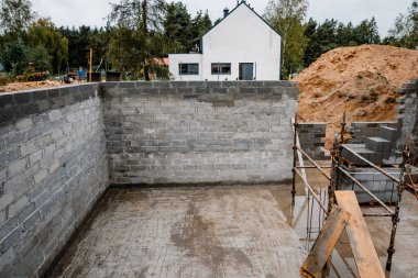 Beton bloklardan yapılmış tuğla mahzeni