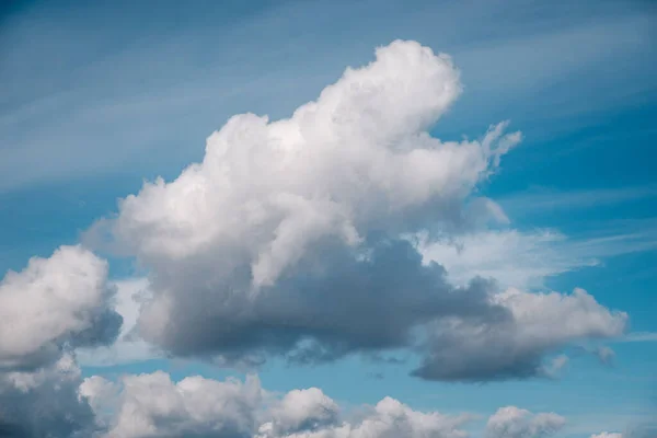 青い空に白い雲 — ストック写真