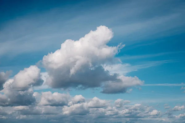 青い空に白い雲 — ストック写真